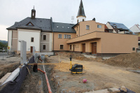 Revitalizace veřejného prostranství v ulici Školní je v plném proudu