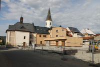 Revitalizace veřejného prostranství v ulici Školní je v plném proudu