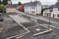 Revitalizace veřejného prostranství v ulici Školní je v plném proudu